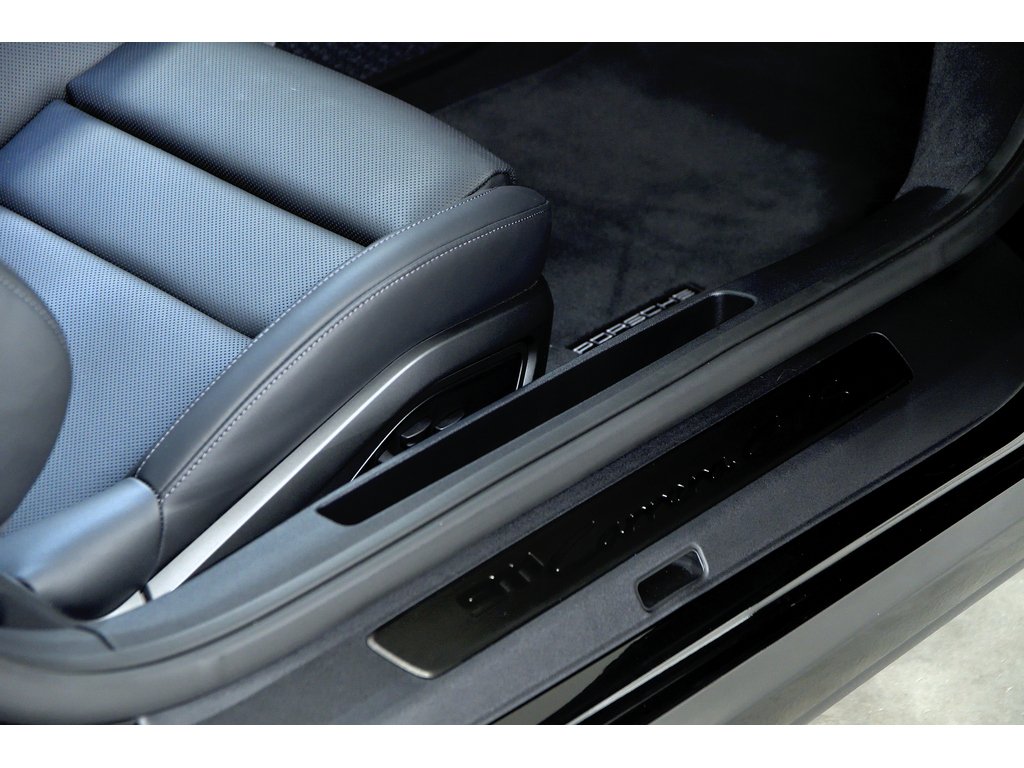 2025 Porsche 911 Carrera GTS Coupe / Premium Package / Burmester in Laval, Quebec - 35 - w1024h768px