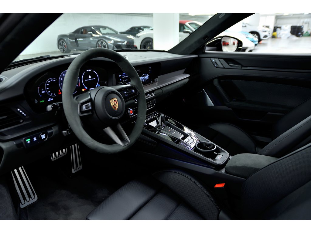 2025 Porsche 911 Carrera GTS Coupe / Premium Package / Burmester in Laval, Quebec - 13 - w1024h768px