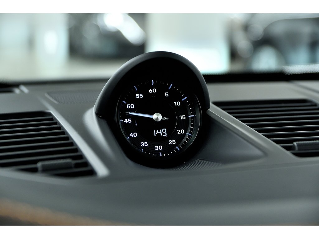 2025 Porsche 911 Carrera 4 GTS Coupe in Laval, Quebec - 28 - w1024h768px