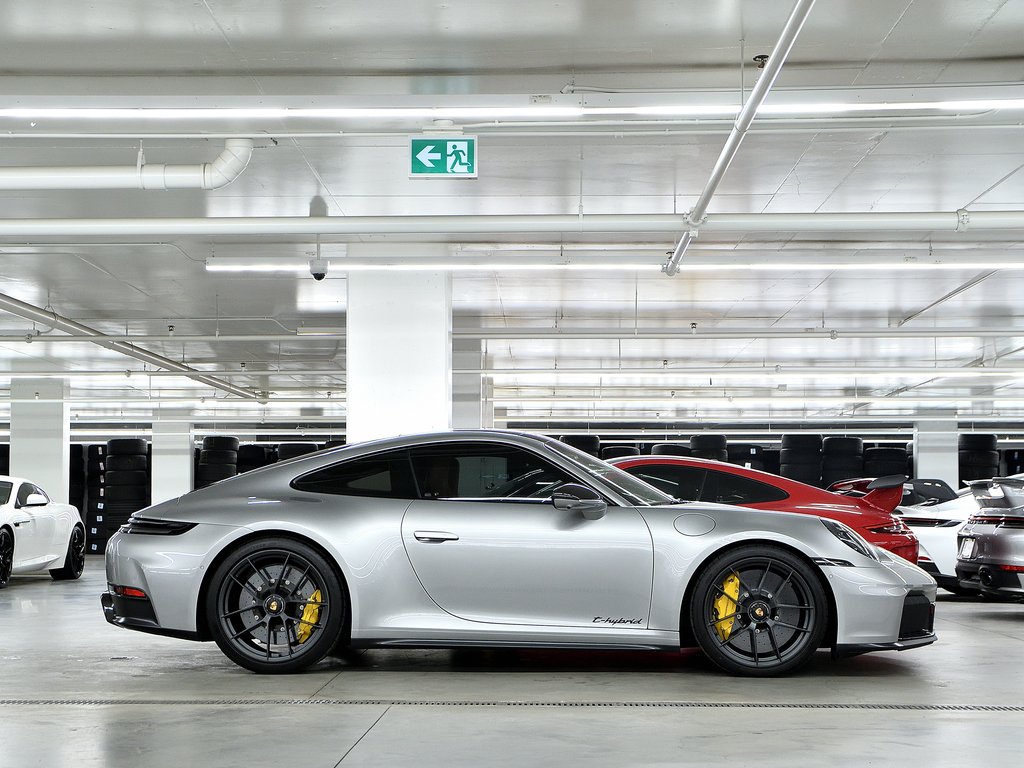 2025 Porsche 911 Carrera 4 GTS Coupe in Laval, Quebec - 49 - w1024h768px