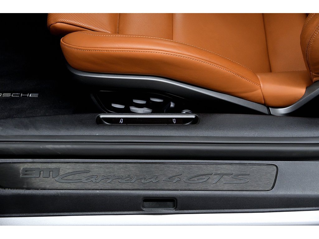 2025 Porsche 911 Carrera 4 GTS Coupe in Laval, Quebec - 21 - w1024h768px