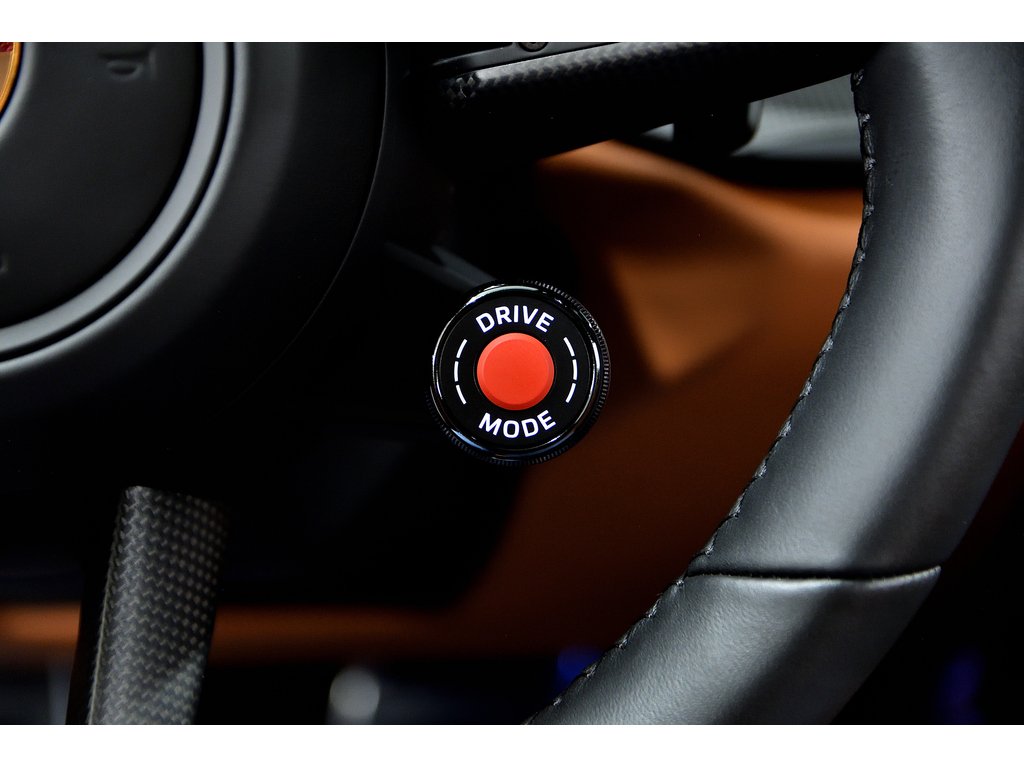 2025 Porsche 911 Carrera 4 GTS Coupe in Laval, Quebec - 27 - w1024h768px