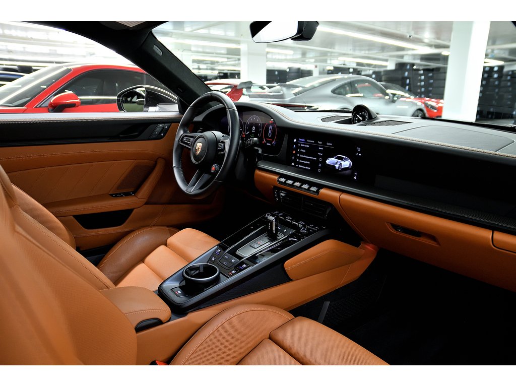 2025 Porsche 911 Carrera 4 GTS Coupe in Laval, Quebec - 36 - w1024h768px