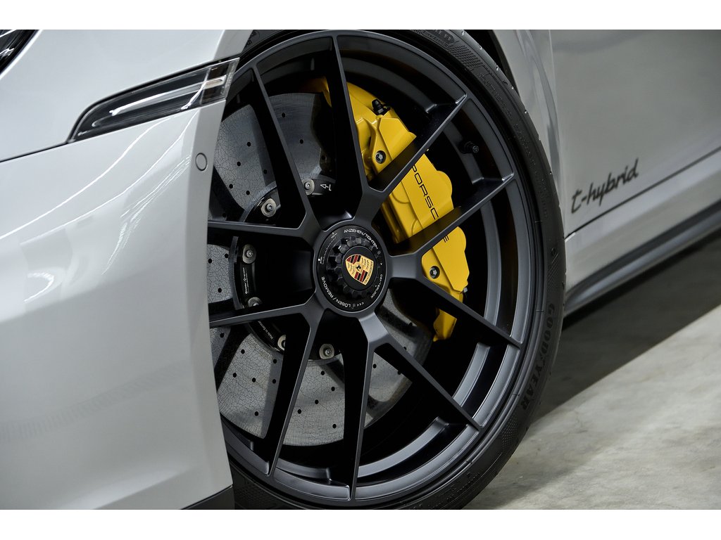 2025 Porsche 911 Carrera 4 GTS Coupe in Laval, Quebec - 8 - w1024h768px