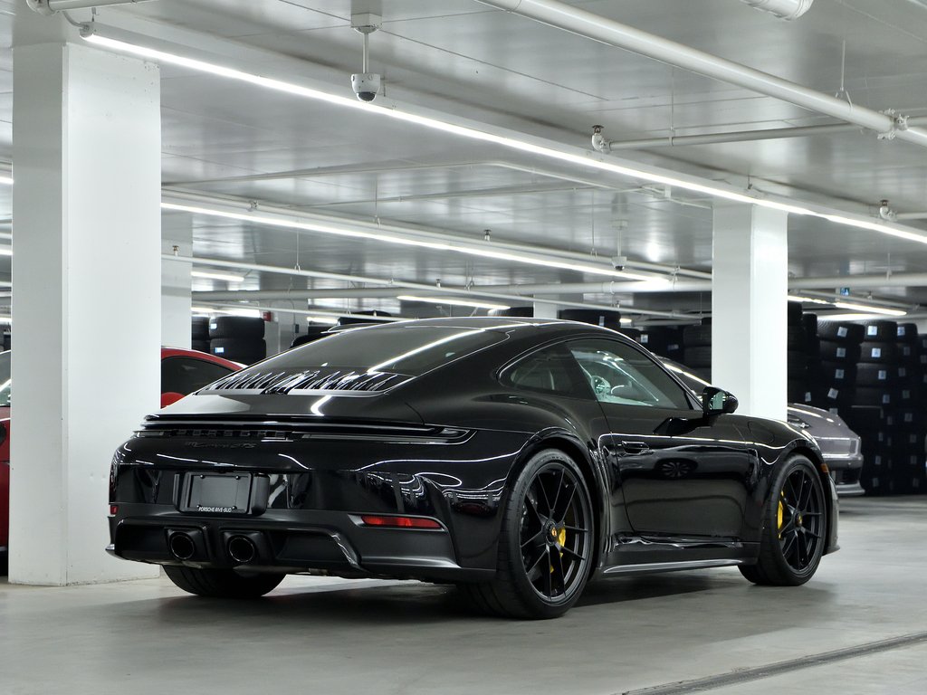 2025 Porsche 911 Carrera GTS Coupe / PCCBs / Front Axle / Premium in Laval, Quebec - 3 - w1024h768px