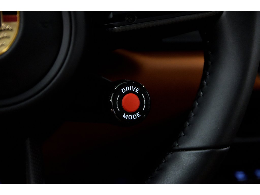 2025 Porsche 911 Carrera GTS Coupe / PCCBs / Front Axle / Premium in Laval, Quebec - 19 - w1024h768px