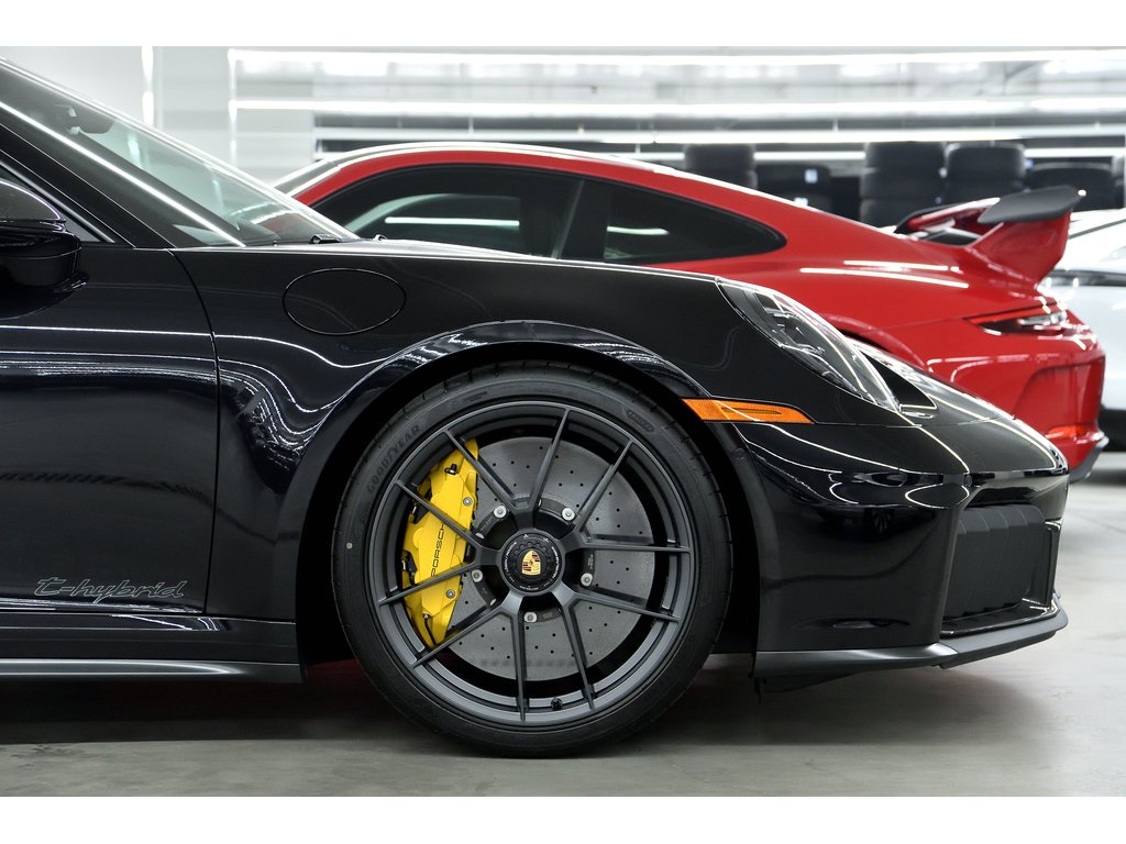 2025 Porsche 911 Carrera GTS Coupe / PCCBs / Front Axle / Premium in Laval, Quebec - 9 - w1024h768px
