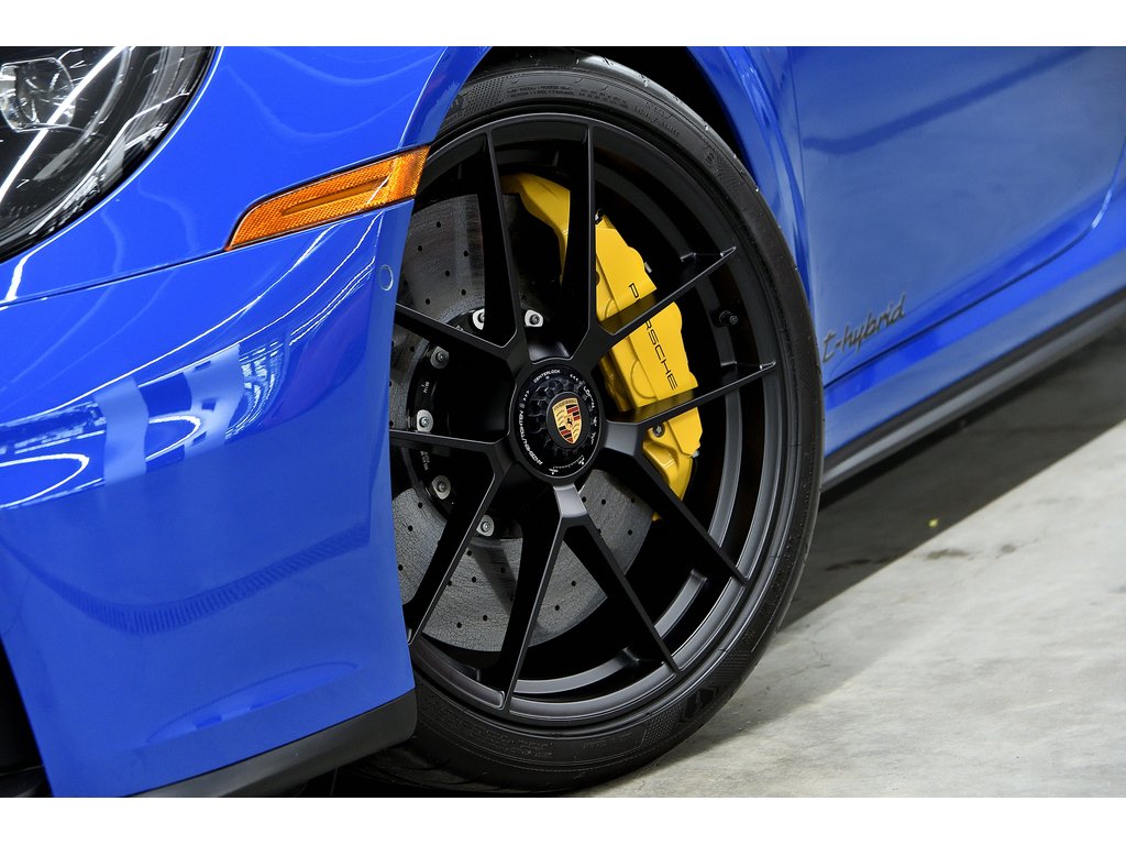 2025 Porsche 911 Carrera 4 GTS Coupe / PCCBs / Front Axle / BOSE in Laval, Quebec - 8 - w1024h768px