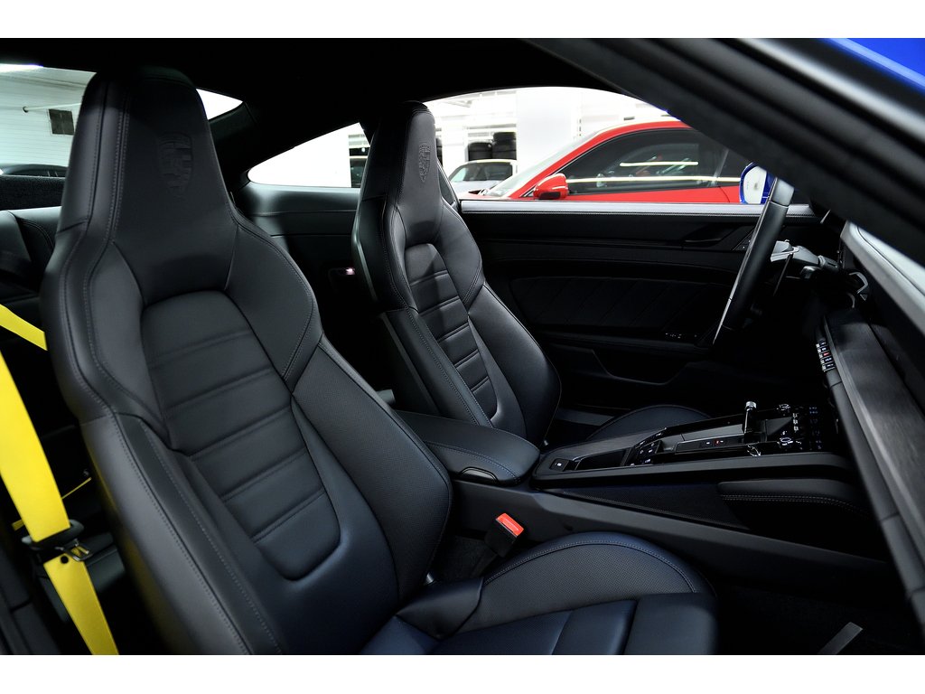 Porsche 911 Carrera 4 GTS Coupe / PCCBs / Front Axle / BOSE 2025 à Laval, Québec - 34 - w1024h768px