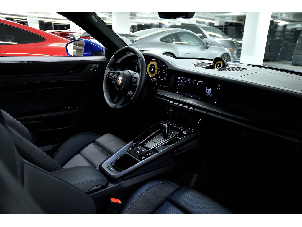 Porsche 911 Carrera 4 GTS Coupe / PCCBs / Front Axle / BOSE 2025 à Laval, Québec - 31 - w1024h768px