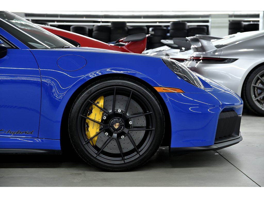 Porsche 911 Carrera 4 GTS Coupe / PCCBs / Front Axle / BOSE 2025 à Laval, Québec - 9 - w1024h768px