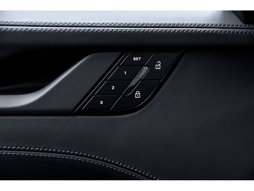 Porsche 911 Carrera 4 GTS Coupe / PCCBs / Front Axle / BOSE 2025 à Laval, Québec - 27 - w1024h768px