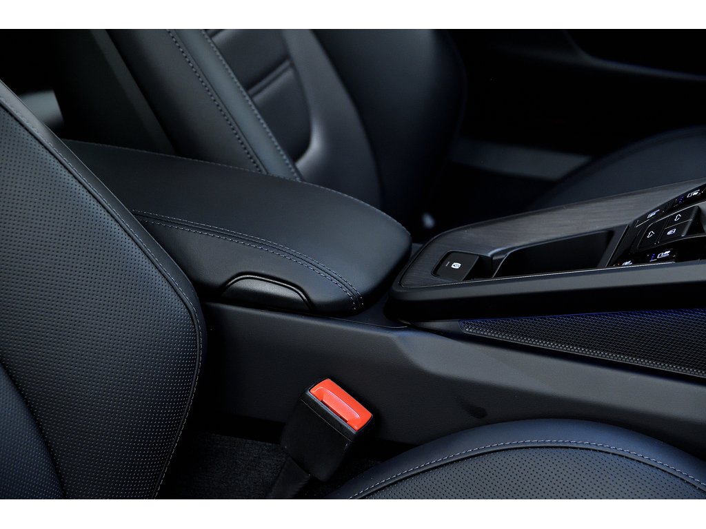 Porsche 911 Carrera 4 GTS Coupe / PCCBs / Front Axle / BOSE 2025 à Laval, Québec - 35 - w1024h768px