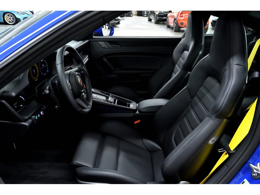 Porsche 911 Carrera 4 GTS Coupe / PCCBs / Front Axle / BOSE 2025 à Laval, Québec - 14 - w1024h768px