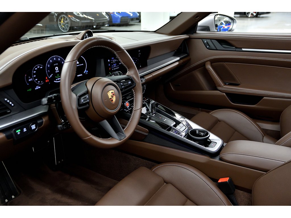 Porsche 911 Targa 4 GTS / Premium Package / Front Axle Lift / 2025 à Laval, Québec - 16 - w1024h768px