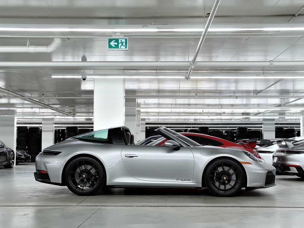 Porsche 911 Targa 4 GTS / Premium Package / Front Axle Lift / 2025 à Laval, Québec - 11 - w1024h768px