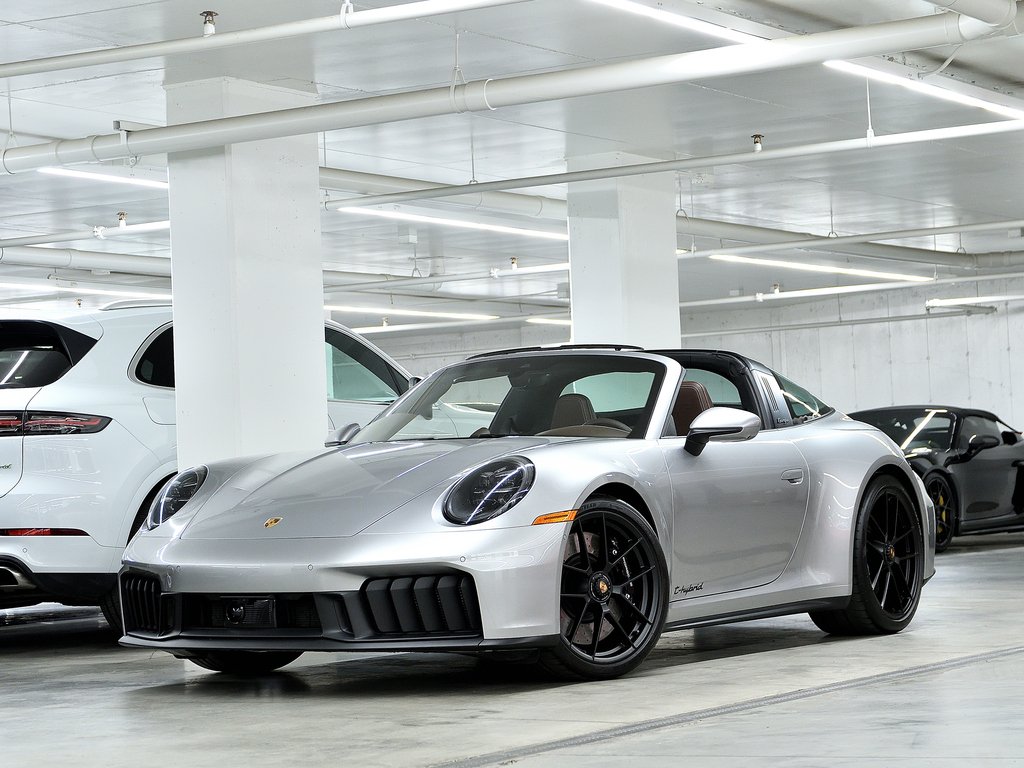 Porsche 911 Targa 4 GTS / Premium Package / Front Axle Lift / 2025 à Laval, Québec - 1 - w1024h768px