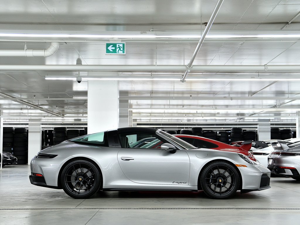 Porsche 911 Targa 4 GTS / Premium Package / Front Axle Lift / 2025 à Laval, Québec - 10 - w1024h768px