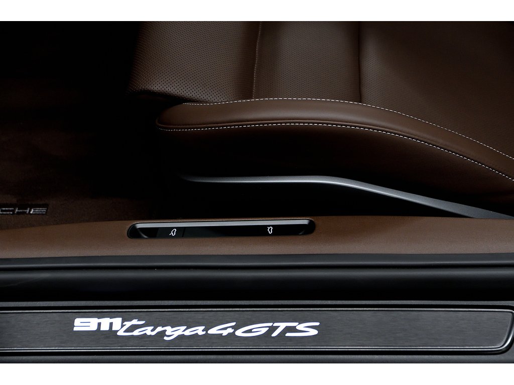 Porsche 911 Targa 4 GTS / Premium Package / Front Axle Lift / 2025 à Laval, Québec - 18 - w1024h768px