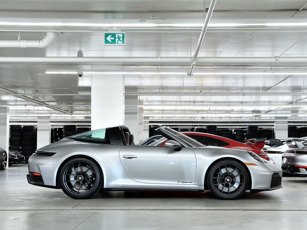 2025 Porsche 911 Targa 4 GTS / Premium Package / Front Axle Lift / in Laval, Quebec - 2 - w1024h768px