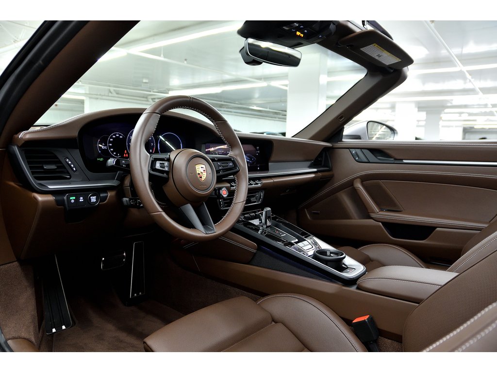 Porsche 911 Targa 4 GTS / Premium Package / Front Axle Lift / 2025 à Laval, Québec - 15 - w1024h768px