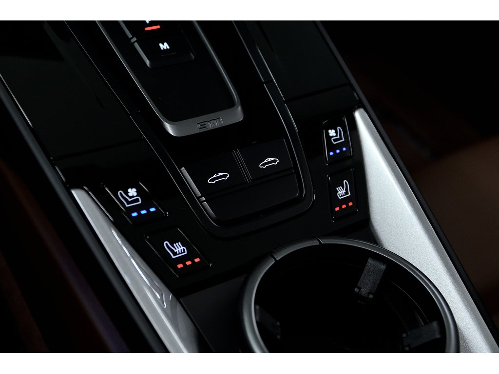 Porsche 911 Targa 4 GTS / Premium Package / Front Axle Lift / 2025 à Laval, Québec - 31 - w1024h768px