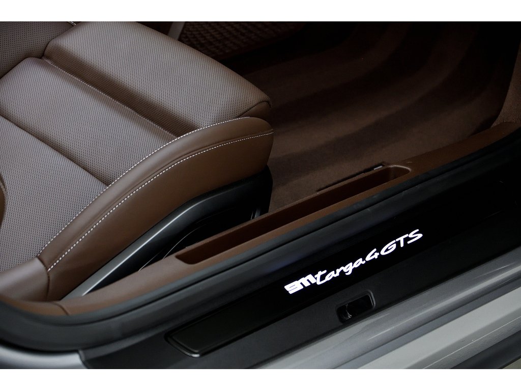 2025 Porsche 911 Targa 4 GTS / Premium Package / Front Axle Lift / in Laval, Quebec - 36 - w1024h768px