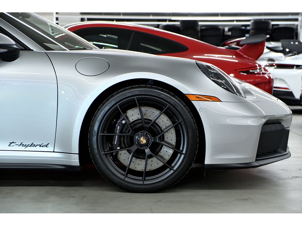 2025 Porsche 911 Targa 4 GTS / Premium Package / Front Axle Lift / in Laval, Quebec - 9 - w1024h768px