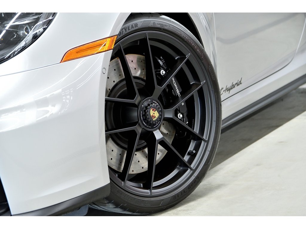 Porsche 911 Targa 4 GTS / Premium Package / Front Axle Lift / 2025 à Laval, Québec - 8 - w1024h768px