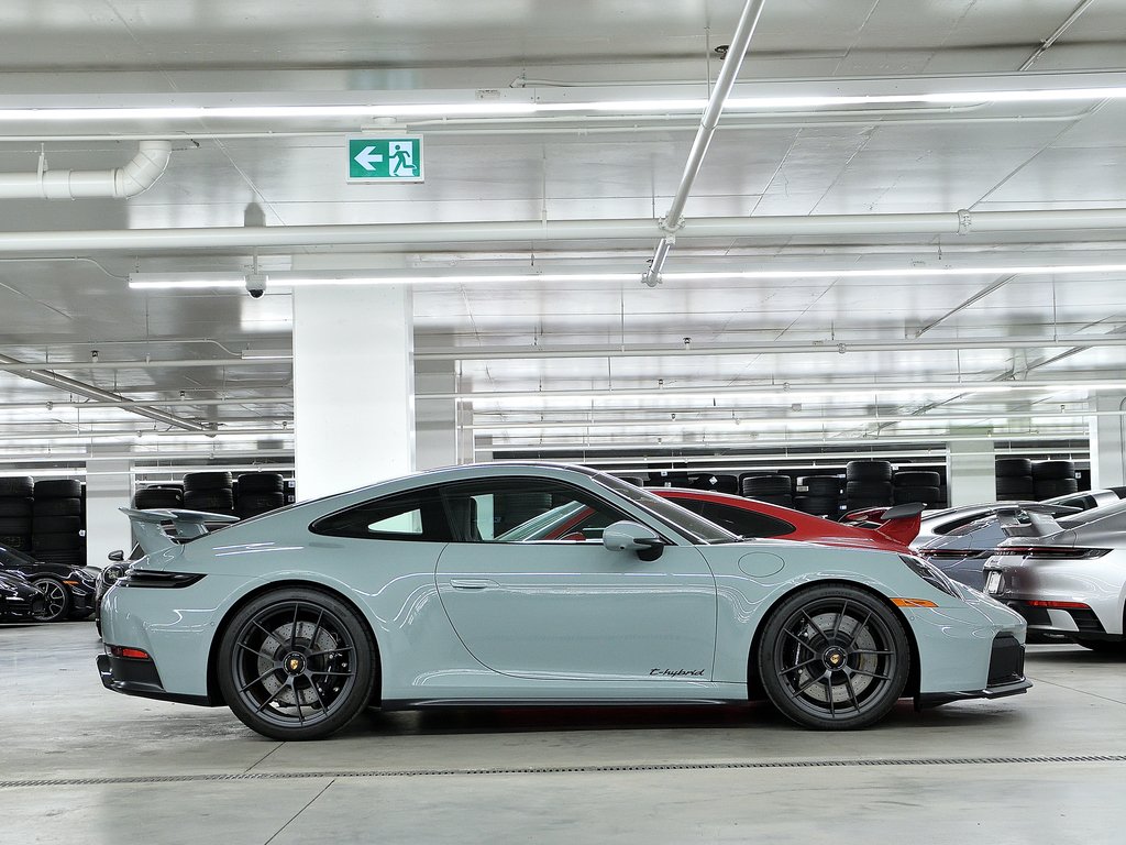 Porsche 911 Carrera 4 GTS Coupe / Front Axle Lift / Premium / 2025 à Laval, Québec - 2 - w1024h768px