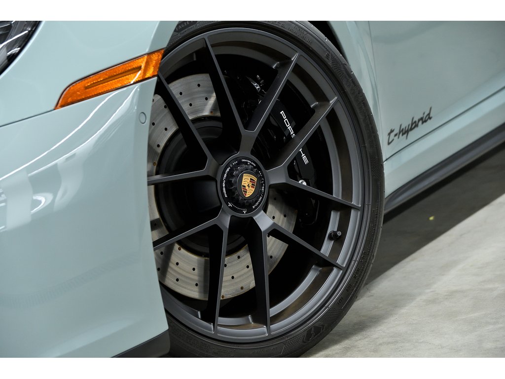 2025 Porsche 911 Carrera 4 GTS Coupe / Front Axle Lift / Premium / in Laval, Quebec - 8 - w1024h768px