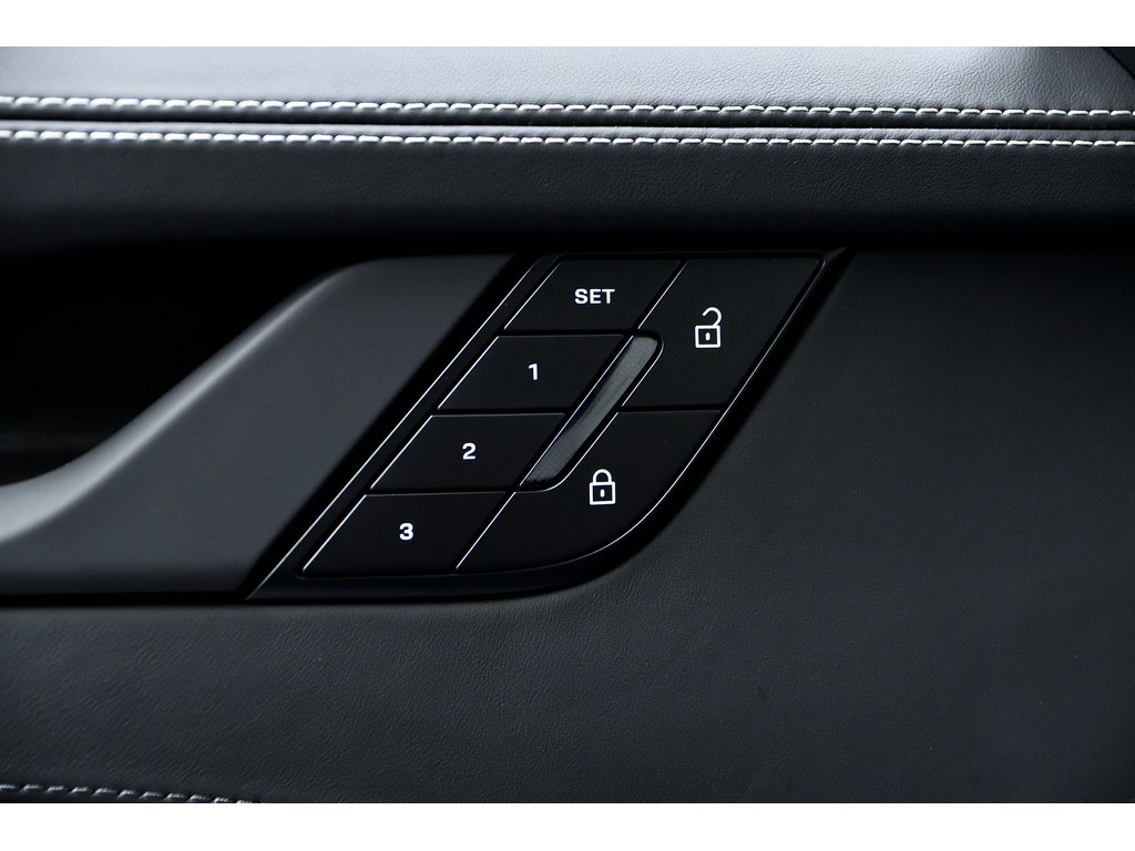 2025 Porsche 911 Carrera 4 GTS Coupe / Front Axle Lift / Premium / in Laval, Quebec - 32 - w1024h768px