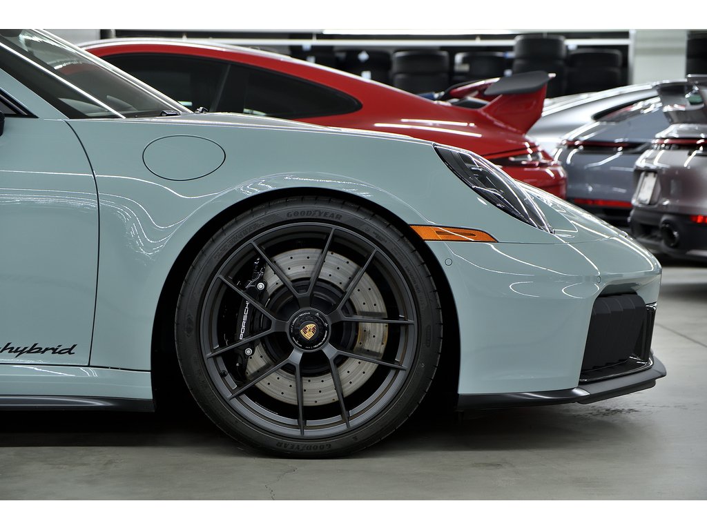 2025 Porsche 911 Carrera 4 GTS Coupe / Front Axle Lift / Premium / in Laval, Quebec - 9 - w1024h768px