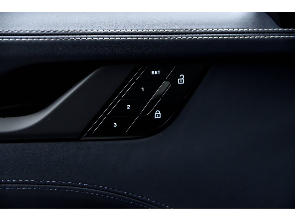 2025 Porsche 911 Carrera / Premium Package / Sport Exhaust / BOSE in Laval, Quebec - 32 - w1024h768px