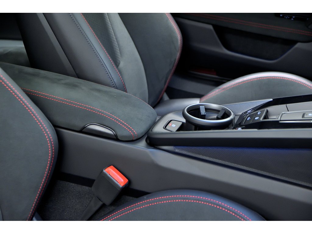 Porsche 911 Carrera 4 GTS Coupe / Premium Package / BOSE 2025 à Laval, Québec - 32 - w1024h768px