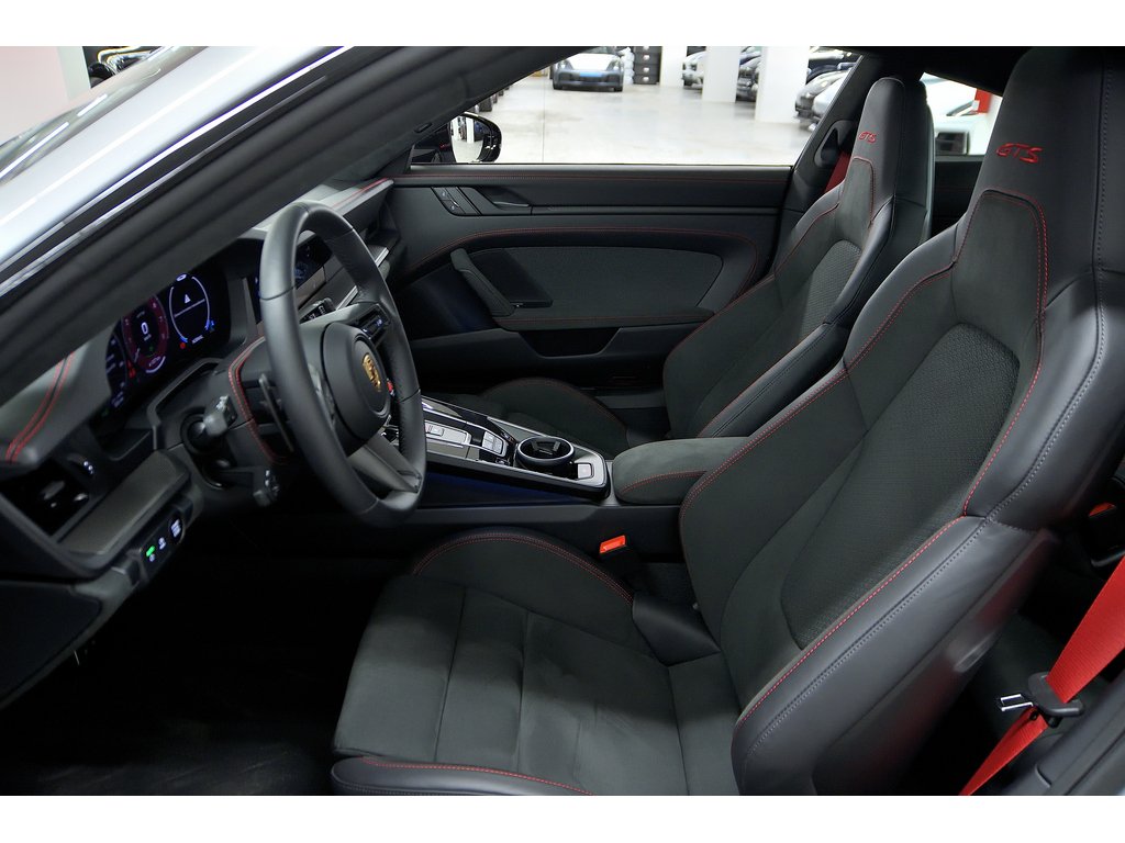 Porsche 911 Carrera 4 GTS Coupe / Premium Package / BOSE 2025 à Laval, Québec - 12 - w1024h768px
