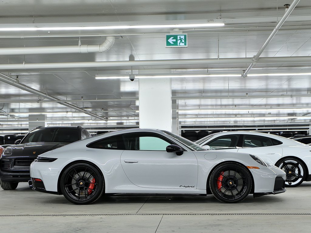 Porsche 911 Carrera 4 GTS Coupe / Premium Package / BOSE 2025 à Laval, Québec - 2 - w1024h768px