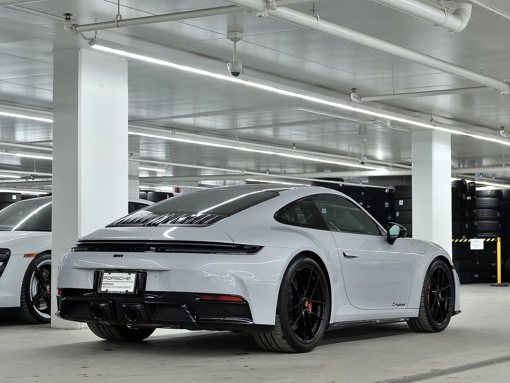 Porsche 911 Carrera 4 GTS Coupe / Premium Package / BOSE 2025 à Laval, Québec - 3 - w1024h768px