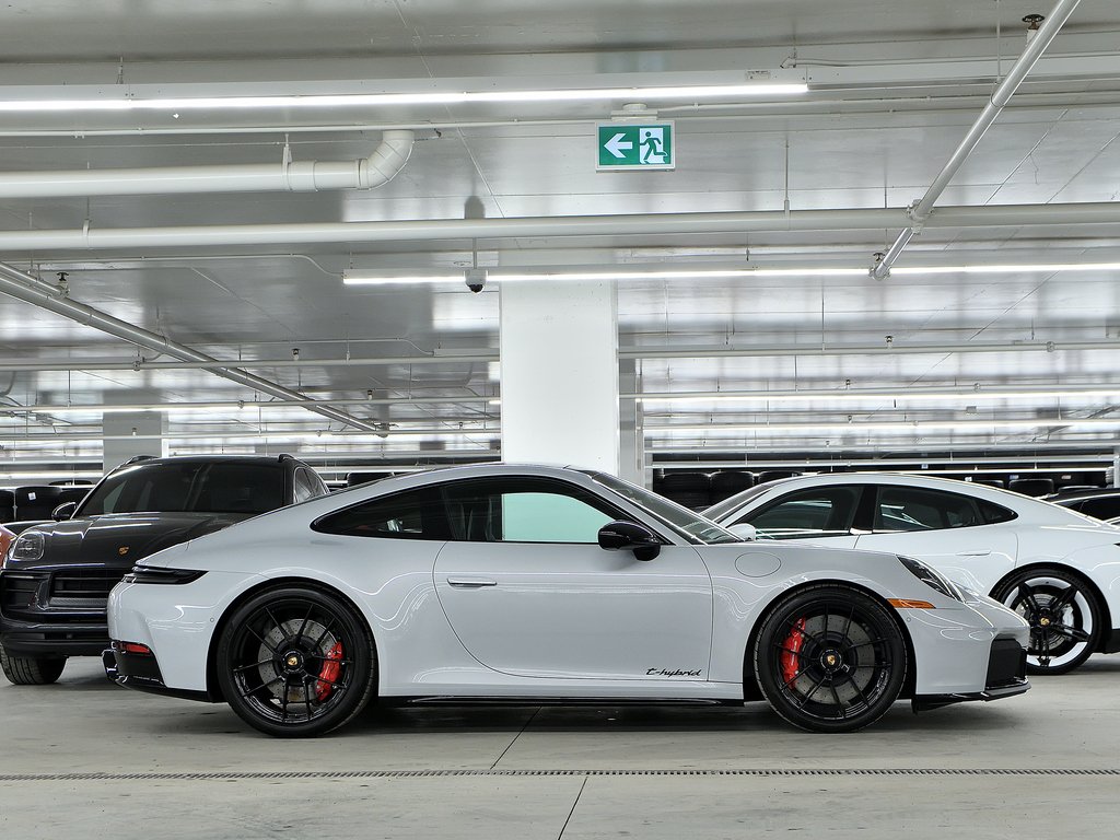 Porsche 911 Carrera 4 GTS Coupe / Premium Package / BOSE 2025 à Laval, Québec - 35 - w1024h768px
