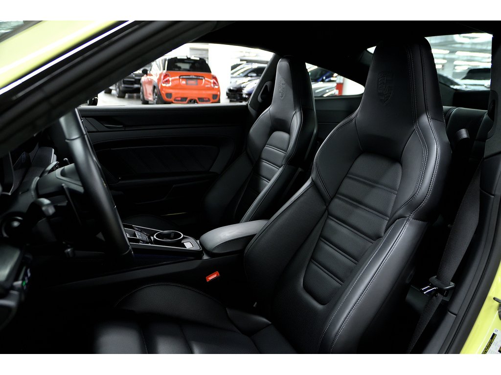 Porsche 911 Carrera 4 GTS Coupe 2025 à Laval, Québec - 13 - w1024h768px