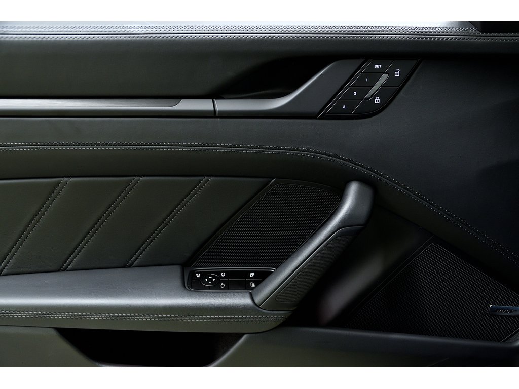 2025 Porsche 911 Carrera 4 GTS Coupe in Laval, Quebec - 30 - w1024h768px