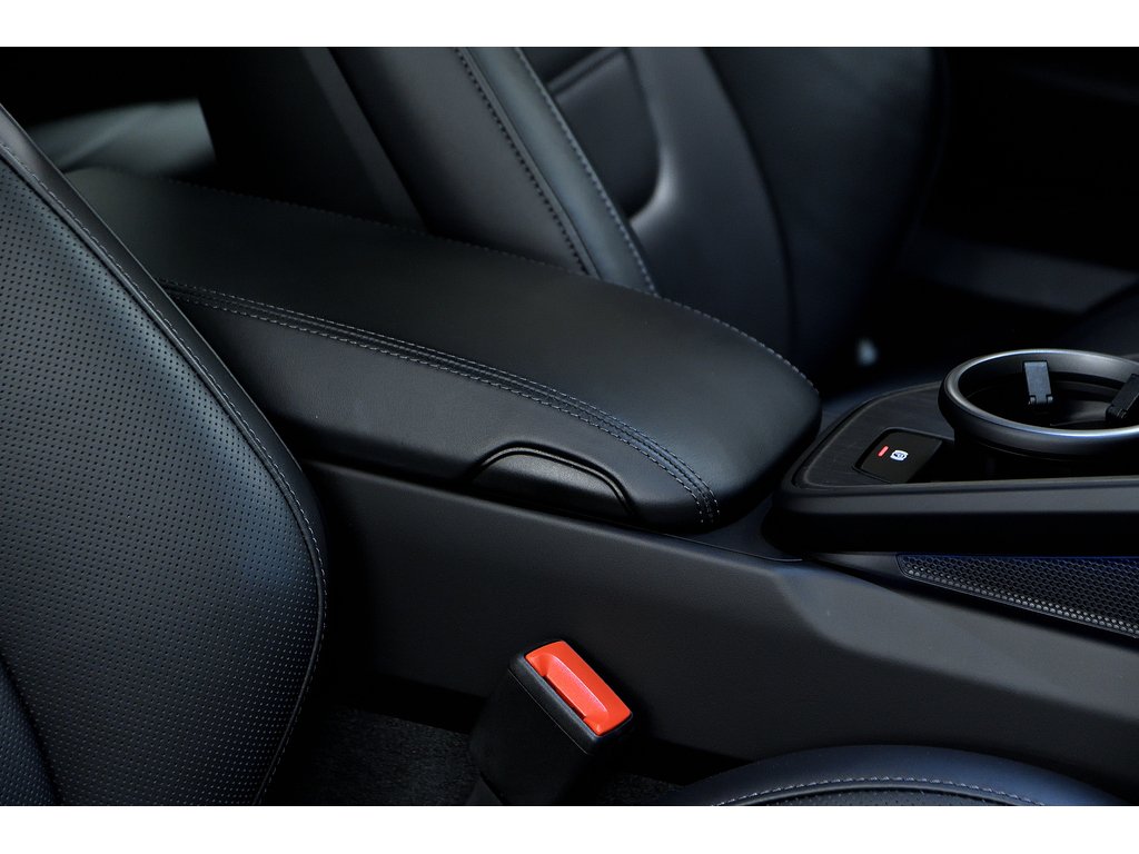 2025 Porsche 911 Carrera 4 GTS Coupe in Laval, Quebec - 38 - w1024h768px