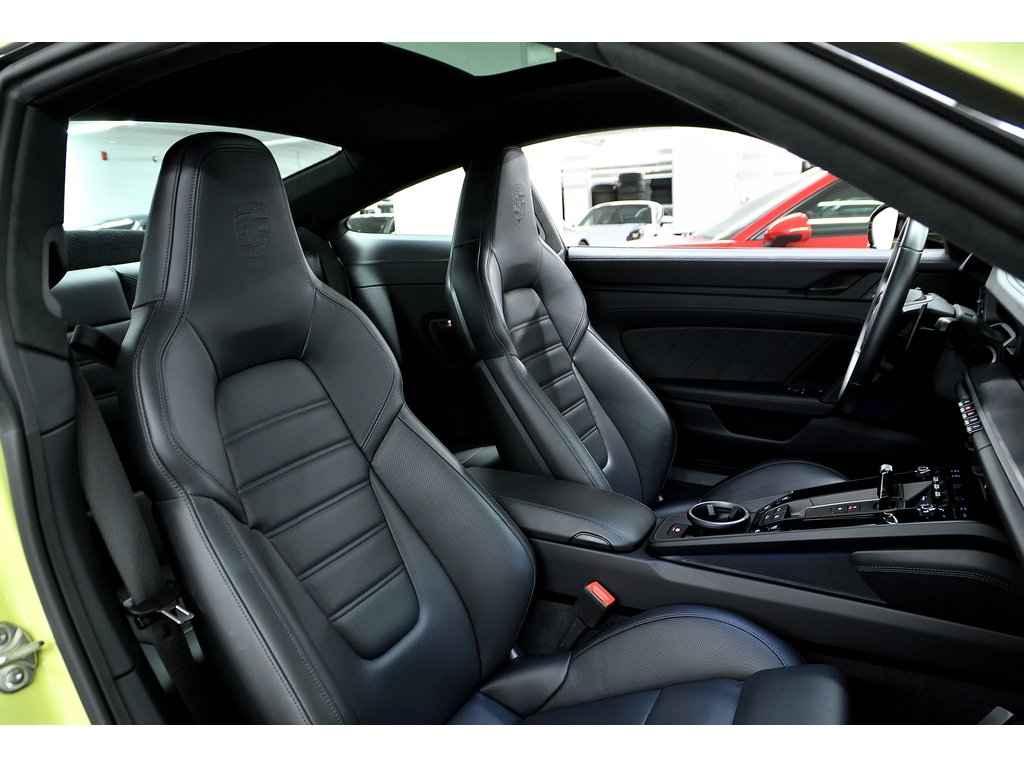 2025 Porsche 911 Carrera 4 GTS Coupe in Laval, Quebec - 37 - w1024h768px