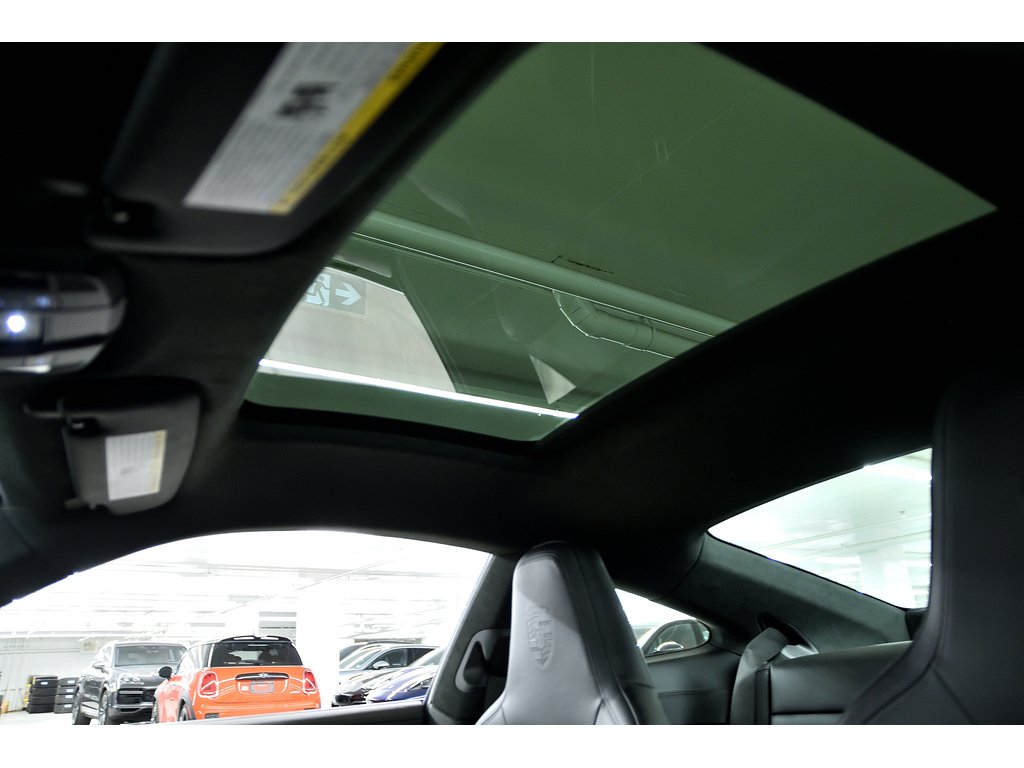 2025 Porsche 911 Carrera 4 GTS Coupe in Laval, Quebec - 16 - w1024h768px