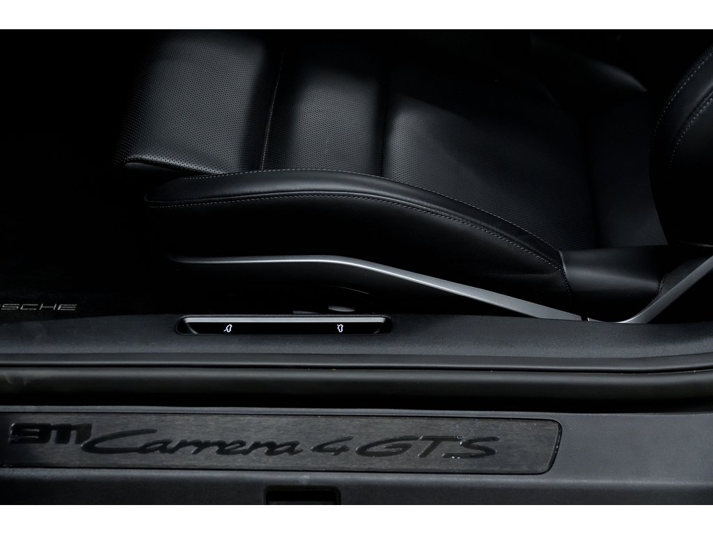 Porsche 911 Carrera 4 GTS Coupe 2025 à Laval, Québec - 14 - w1024h768px