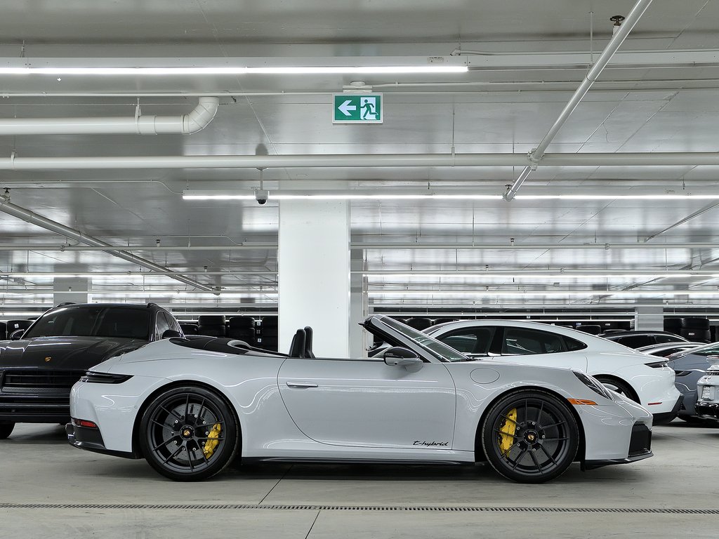 2025 Porsche 911 Carrera 4 GTS Cabriolet / Premium Package / BOSE in Laval, Quebec - 37 - w1024h768px