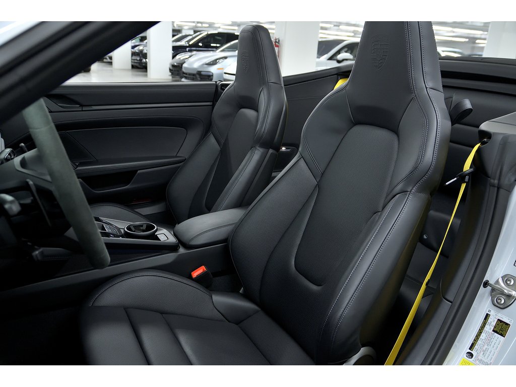 2025 Porsche 911 Carrera 4 GTS Cabriolet / Premium Package / BOSE in Laval, Quebec - 15 - w1024h768px