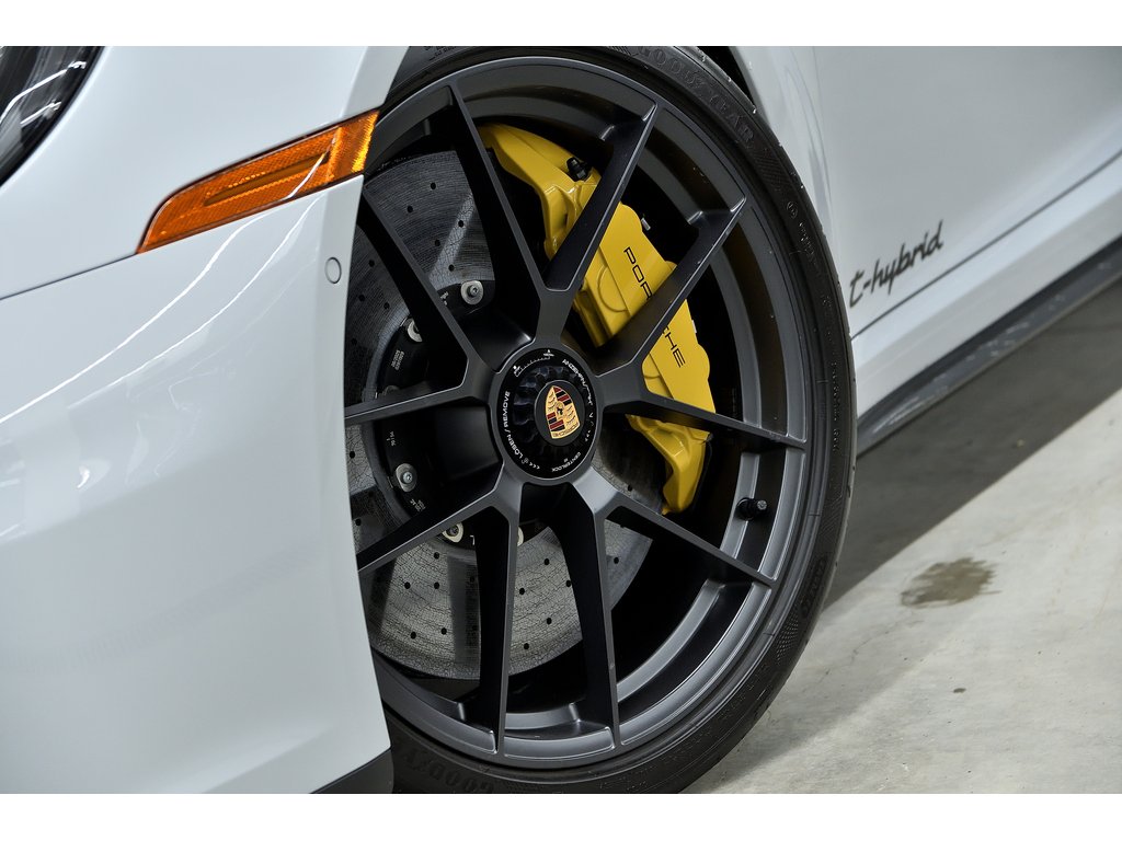 2025 Porsche 911 Carrera 4 GTS Cabriolet / Premium Package / BOSE in Laval, Quebec - 36 - w1024h768px