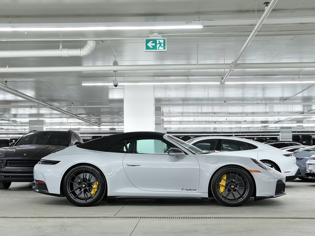 2025 Porsche 911 Carrera 4 GTS Cabriolet / Premium Package / BOSE in Laval, Quebec - 38 - w1024h768px
