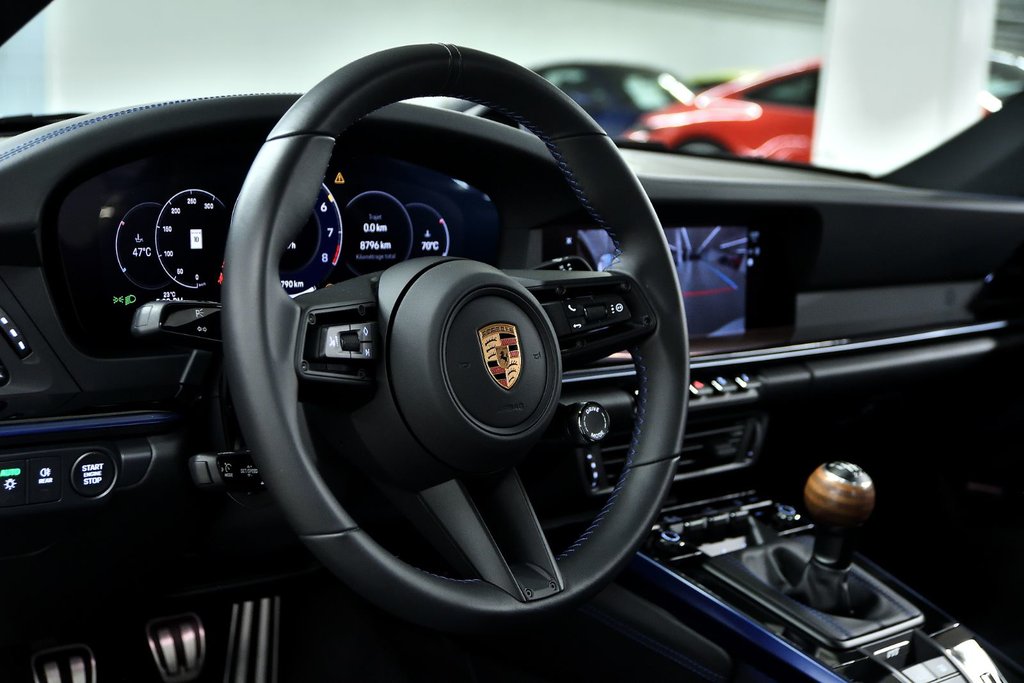 2025 Porsche 911 Carrera 4S in Laval, Quebec - 12 - w1024h768px